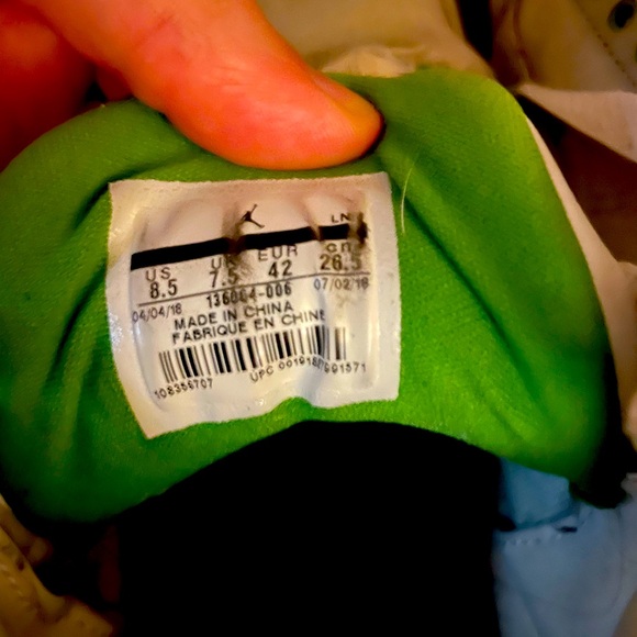 Jordan’s lime and gray 8.5 - Picture 2 of 4